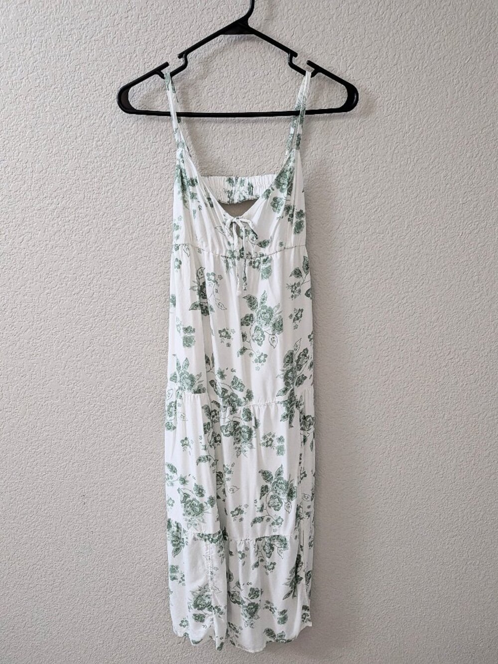 BNWOT Hollister white and sage green floral babydoll midi dress - Size XS